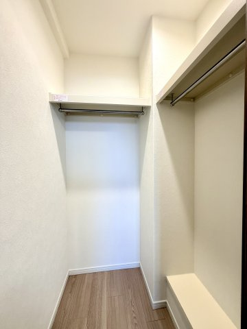 【洋室約6.0帖　WIC】　高さもあるゆとりのウォークイン　クローゼット。天井近くまでたっぷり収納できます。