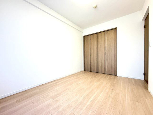 【洋室約6.0帖】　プレーンな空間を自分のスタイルに染める。いつまでも快適に暮せる住まいへ。