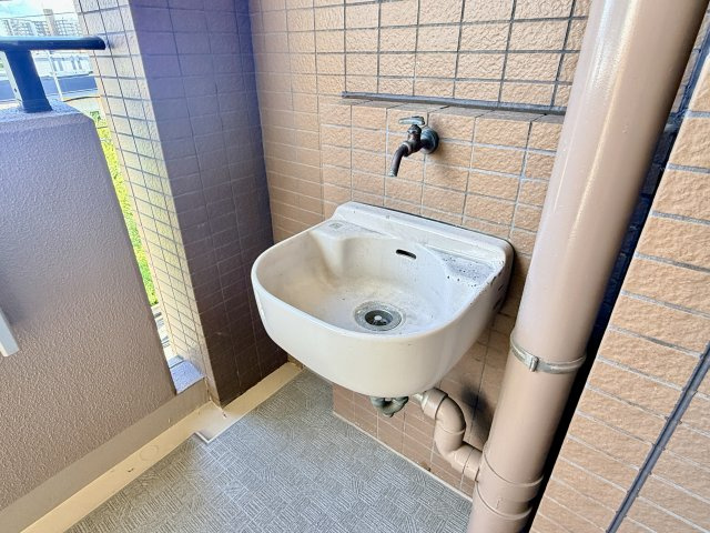 【水栓】　お掃除やガーデニングに活躍するバルコニー水栓。