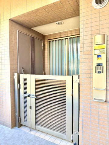 【玄関ポーチ】　戸建ての門構えのような印象を与え、プライバシー保護に。