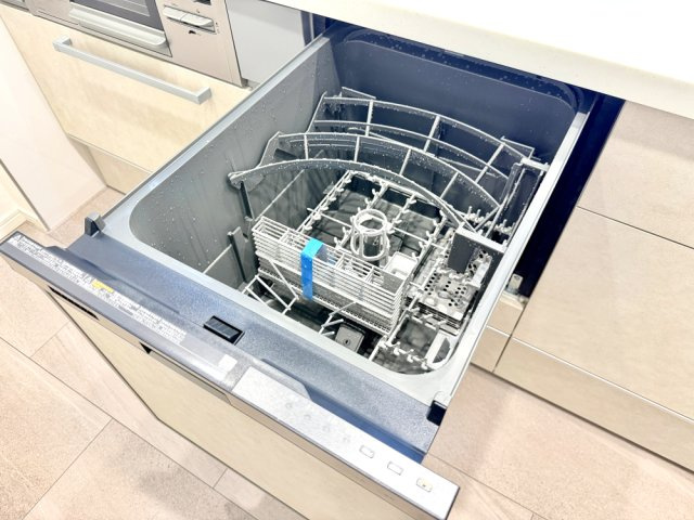 【食器洗浄乾燥機】　お子様の面倒を見られる時間が増え時短になります。加えて手荒れも防げてしかも節水が高い為、大変人気があり重宝します。