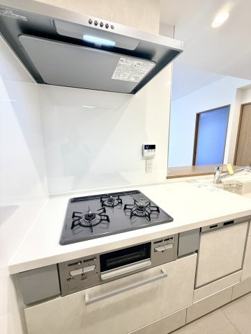 【3口ガスコンロ】　3口コンロ、グリル付きでお料理のレパートリーも増えそうです。