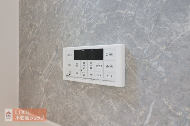 オートバスリモコンです。スイッチ1つで一定量の湯を浴槽に張ったり、保温や追い焚きをすることができるシステムが付いています。浴室以外からでも楽々操作が出来ます♪