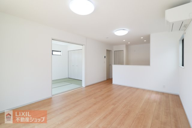 カウンター越しに『お皿持って行ってね』が言える距離感。ご家族が自然と家事を手伝いたくなる優しいレイアウトです。