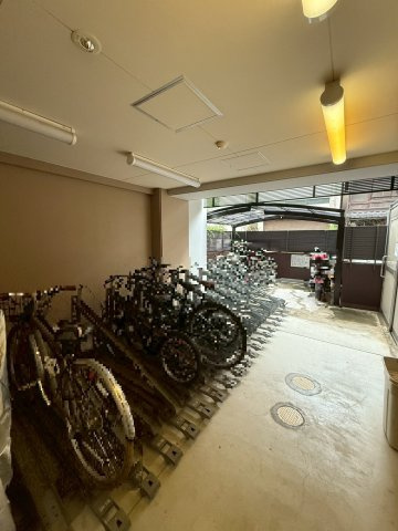 敷地内の駐輪場です。
