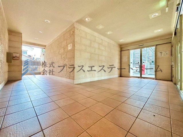 石の壁とタイルのコントラストが綺麗なエントランス♪