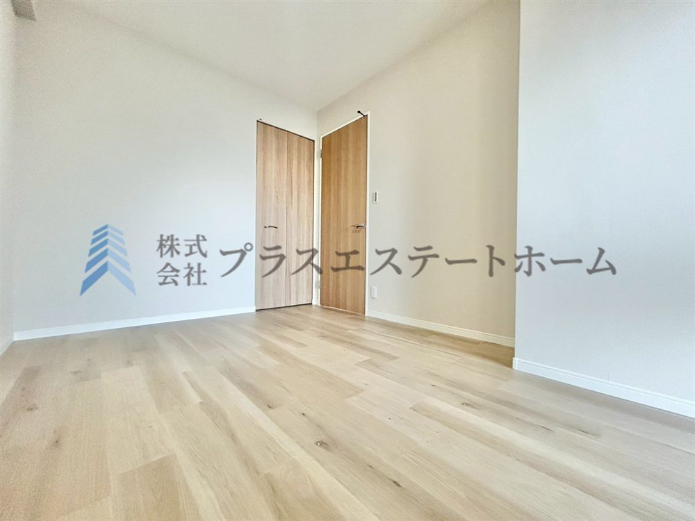 シンプルな洋室でお部屋のコーディネートが楽しめます♪お好みのスタイルに彩ってお気に入りの空間に♪