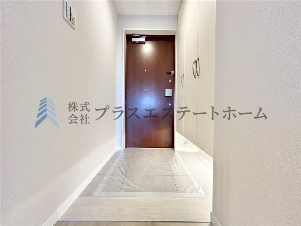 暗くなりがちな玄関を足元のライトが優しく照らしてくれます♪