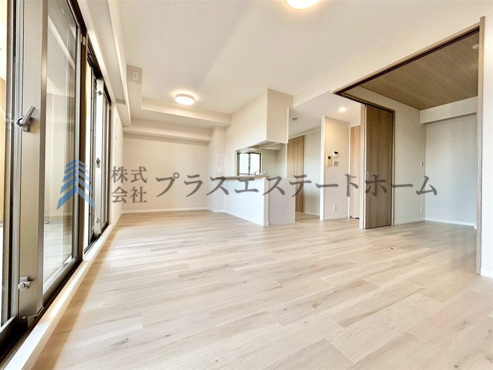 バルコニーから光が差し込むリビングです♪暖かい空間で家族団らんをお楽しみください♪