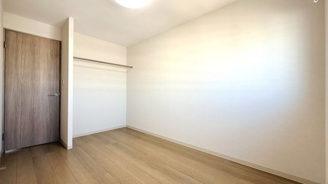 北側洋室約6帖はオープンクローゼット