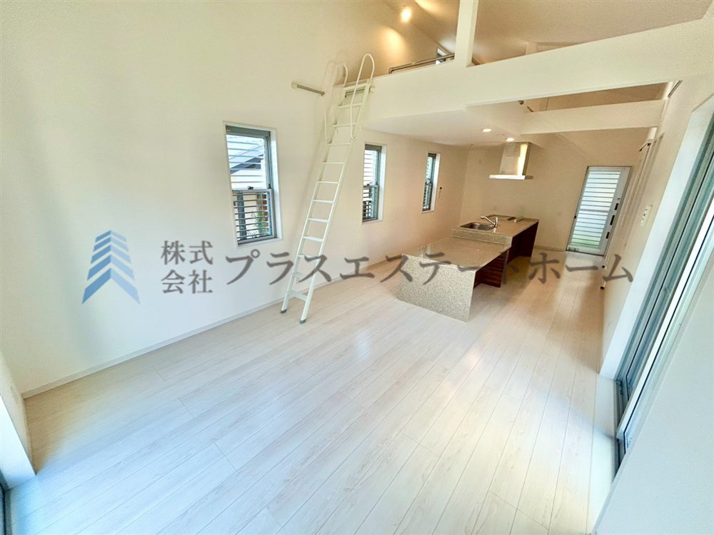 吹き抜けで開放感のあるリビング♪