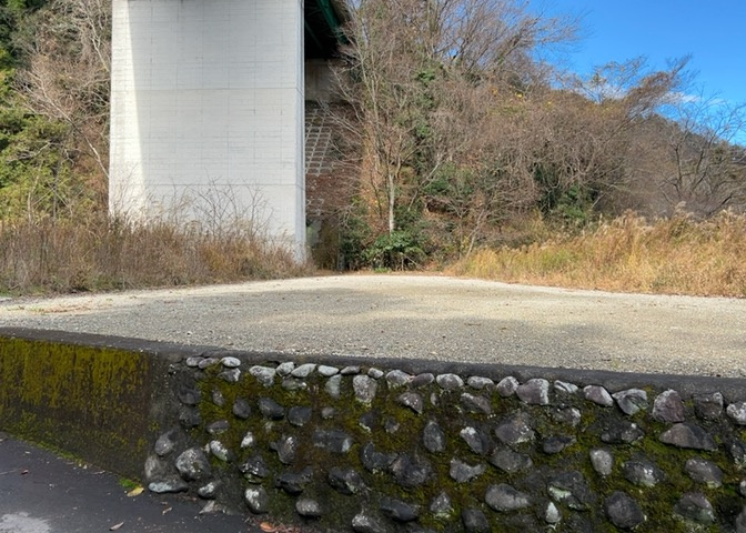 土地の形が極端に長細かったり、狭小地、あるいは道路との高低差がある傾斜地だった場合、後々売ろうとしても買い手がつかない場合もあります。後々、売却することになった時に価値の下がらない土地を選びましょう。