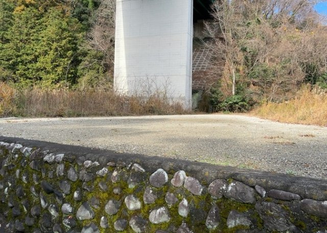 土地の面積＝住宅面積ではありません。建ぺい率の問題などで、土地のある場所によって住宅を建てられる面積は限られています。高さもしかり、「土地」という言葉の中には、建築条件も含まれると考えておきましょう。