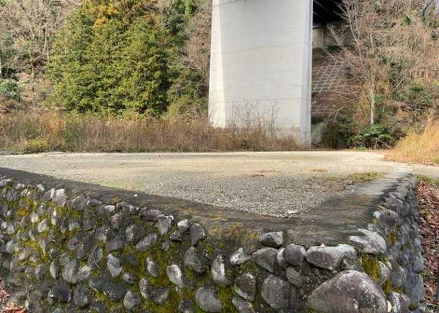 家を建てる場合、方位は要チェックです。現実的に日当たりのよい家ならばリビングは南側、建築基準法でも北側に当たる家への配慮は求められています。土地を見学に行く際は、方位磁針を持って行くようにしましょう。
