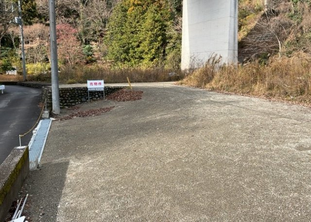 土地を買う際、住む地域の自治体や福祉の補助制度にも注目してみましょう。子供や老人の医療補助やゴミ出しのルールなど、自治体によってルールに大きな違いがあるため、暮らしやすい土地で判断するとよいでしょう。