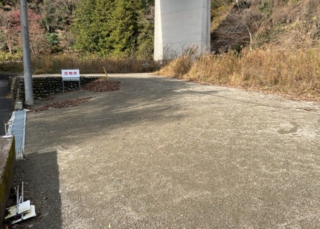 土地の前の道路に消火栓が設置されていることがあります。この場合、道路交通法第45条第1項により、駐車禁止の場所が指定されています。そのため、車庫などの駐車スペースをつくることができない場合があります。