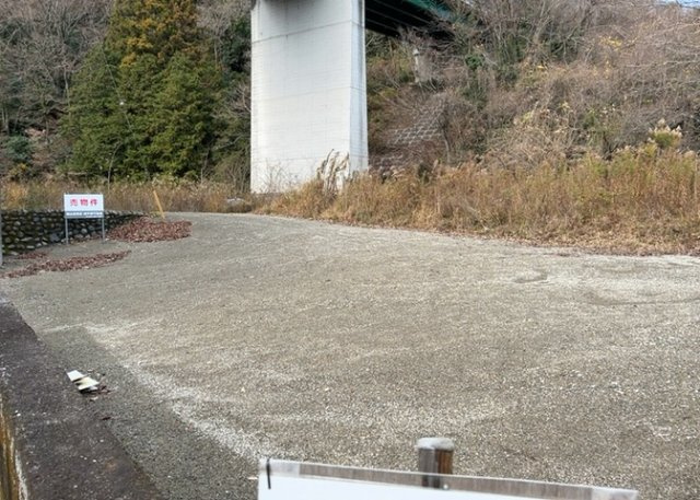 現地に行くなら、物件の周囲の地形がどうなっているかを見ることも大切です。周辺より低くなっている土地では、大雨などで水が集まりやすいため、地盤が弱くなっているということも考えられるため、注意が必要です。