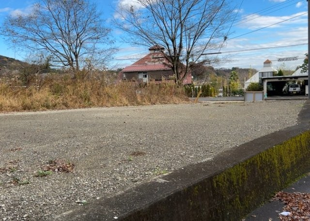 隣家の土地はどうなっているのか、生活利便施設が近くにあるのか、学校まで近いかなど、お客様のライフスタイルにあわせたイメージが重要です。また、近くにあると困る施設が近くにないかも確認するといいでしょう。
