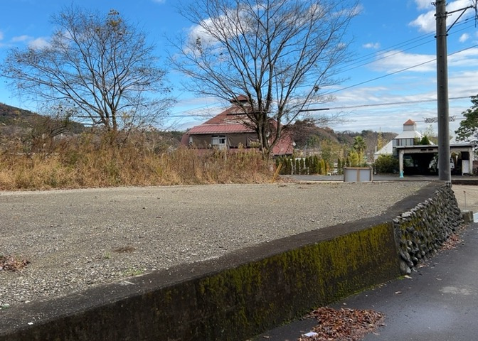 土地購入を検討されている場合、境界杭がない状態で購入してしまうと境界確定測量をする必要があり、費用がかかります。購入の前に、売主、隣土地所有者立ち合いのもと境界を確定し境界杭を設置するのがベストです。