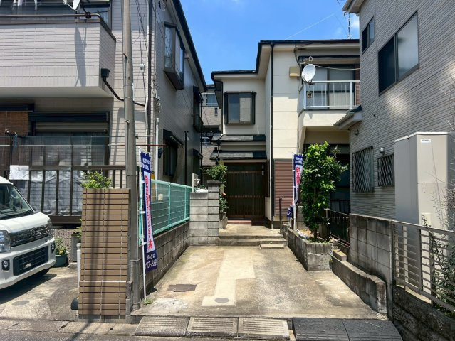 東武スカイツリーライン「草加」駅徒歩約12分！敷地約33坪・ご家族のライフスタイルに合わせた自由設計が可能です！前面道路は通り抜け可能なため、お車での出入りもスムーズです！お気軽にご相談ください！