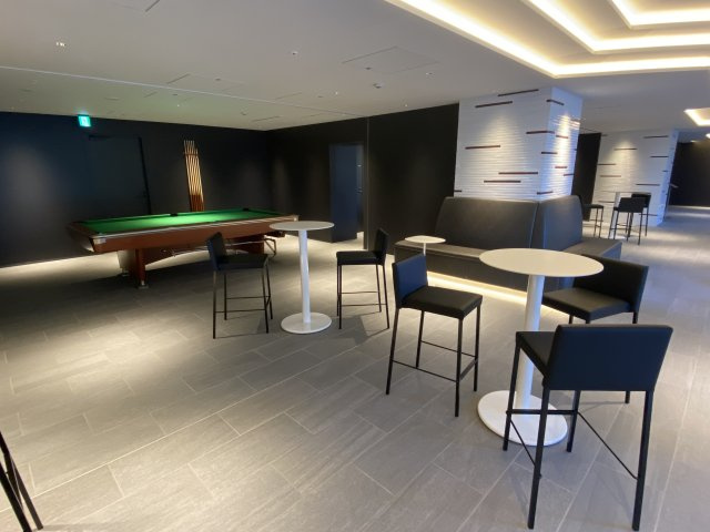 【SUN　B棟　SPORTS　BAR】ゴルフシミュレーター、ビリヤード台を設置したカフェバー。