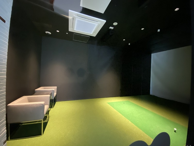【SUN　B棟　SPORTS　BAR】ゴルフシミュレーター、ビリヤード台を設置したカフェバー。