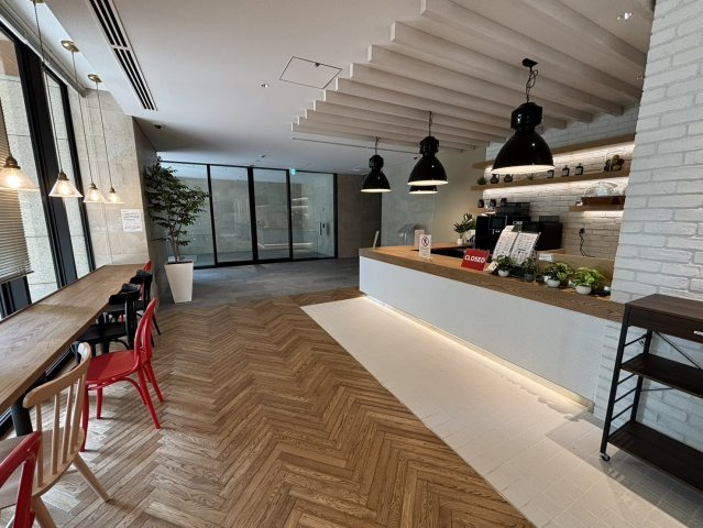 【SUN　F棟　CAFE　LOUNGE】カフェを設けたラウンジ。