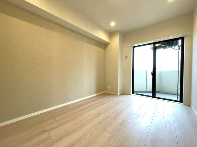 LD横の洋室は、扉を開けて解放感ある空間に。　