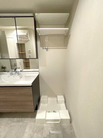 洗濯機置き場の上にも収納スペースがあり、小さなお子様の洗剤等の誤飲も心配不要。　