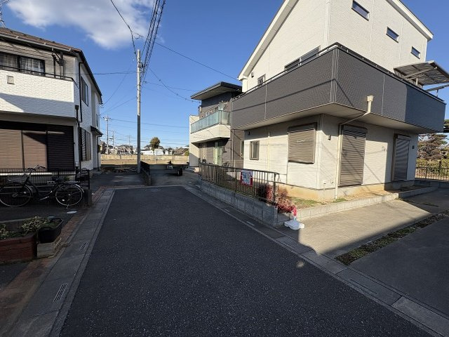 3LDK・小屋裏収納付き！駐車スペース2台可(車種による)！南向きバルコニー！2025年12月リフォーム済！