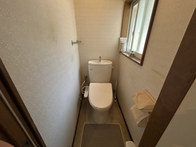 2階にもトイレが設けられており1階まで降りることなく利用できる便利な間取り。身支度が重なる時間帯や夜間にも使いやすくご家族の多い世帯にも嬉しいポイント。自然光を取り入れながら換気もしやすい空間です。
