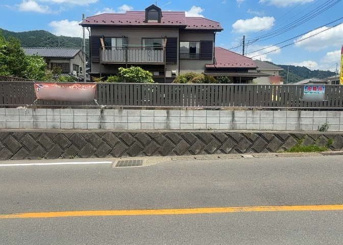 土地の形が極端に長細かったり、狭小地、あるいは道路との高低差がある傾斜地だった場合、後々売ろうとしても買い手がつかない場合もあります。後々、売却することになった時に価値の下がらない土地を選びましょう。
