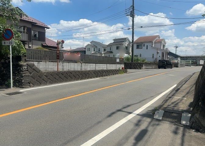 土地の面積＝住宅面積ではありません。建ぺい率の問題などで、土地のある場所によって住宅を建てられる面積は限られています。高さもしかり、「土地」という言葉の中には、建築条件も含まれると考えておきましょう。