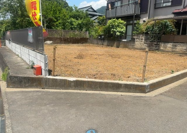 家を建てる場合、方位は要チェックです。現実的に日当たりのよい家ならばリビングは南側、建築基準法でも北側に当たる家への配慮は求められています。土地を見学に行く際は、方位磁針を持って行くようにしましょう。