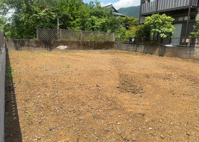 土地の前の道路に消火栓が設置されていることがあります。この場合、道路交通法第45条第1項により、駐車禁止の場所が指定されています。そのため、車庫などの駐車スペースをつくることができない場合があります。