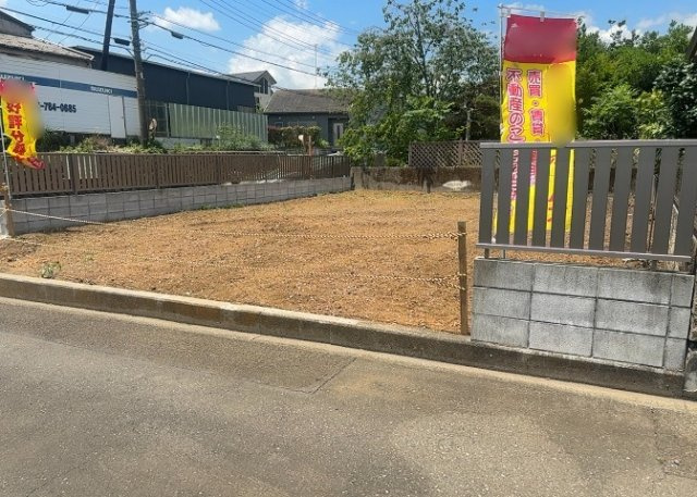 現地に行くなら、物件の周囲の地形がどうなっているかを見ることも大切です。周辺より低くなっている土地では、大雨などで水が集まりやすいため、地盤が弱くなっているということも考えられるため、注意が必要です。