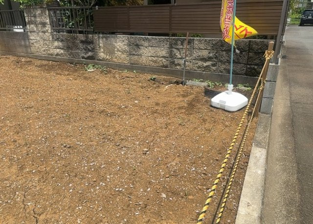 土地購入を検討されている場合、境界杭がない状態で購入してしまうと境界確定測量をする必要があり、費用がかかります。購入の前に、売主、隣土地所有者立ち合いのもと境界を確定し境界杭を設置するのがベストです。