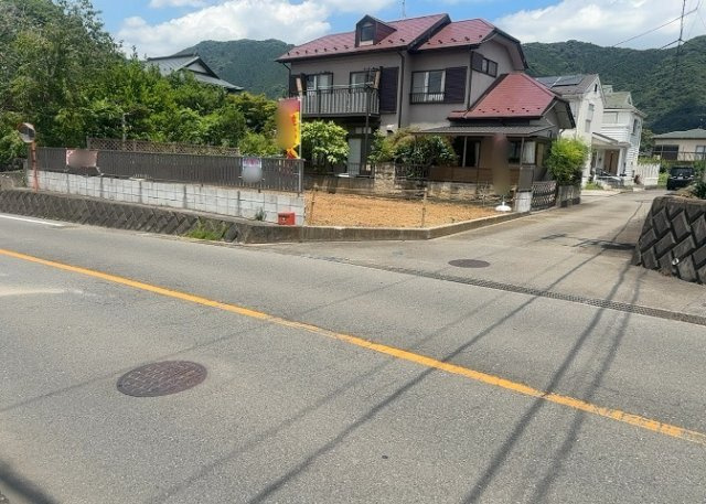 人が暮らすうえで日光は大切な要素となります。日当たりの良さは譲れないポイントですね。併せて近くに大きな建築物の建築予定がないか、あるいはそれが可能な土地が近くにないか事前に確認することもお勧めします。
