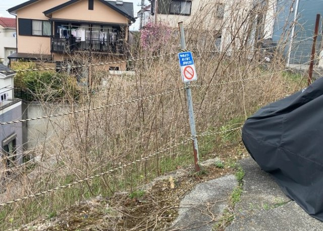 土地の形が極端に長細かったり、狭小地、あるいは道路との高低差がある傾斜地だった場合、後々売ろうとしても買い手がつかない場合もあります。後々、売却することになった時に価値の下がらない土地を選びましょう。
