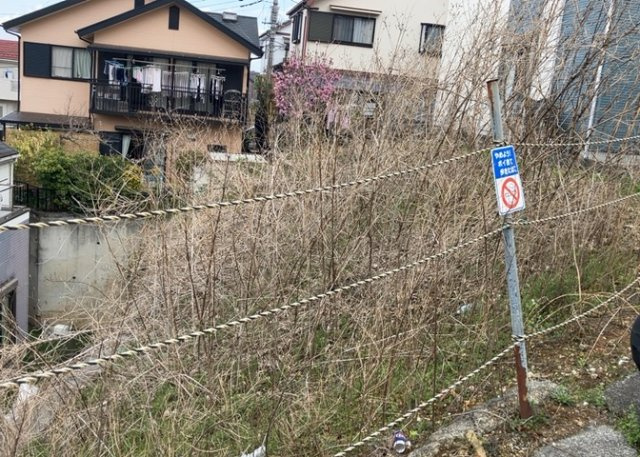 土地の面積＝住宅面積ではありません。建ぺい率の問題などで、土地のある場所によって住宅を建てられる面積は限られています。高さもしかり、「土地」という言葉の中には、建築条件も含まれると考えておきましょう。