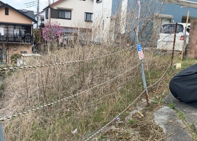 家を建てる場合、方位は要チェックです。現実的に日当たりのよい家ならばリビングは南側、建築基準法でも北側に当たる家への配慮は求められています。土地を見学に行く際は、方位磁針を持って行くようにしましょう。