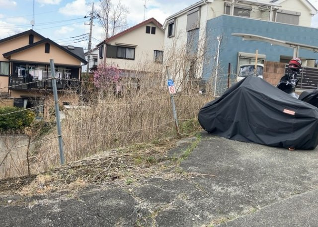 土地を買う際、住む地域の自治体や福祉の補助制度にも注目してみましょう。子供や老人の医療補助やゴミ出しのルールなど、自治体によってルールに大きな違いがあるため、暮らしやすい土地で判断するとよいでしょう。