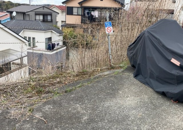 土地の前の道路に消火栓が設置されていることがあります。この場合、道路交通法第45条第1項により、駐車禁止の場所が指定されています。そのため、車庫などの駐車スペースをつくることができない場合があります。