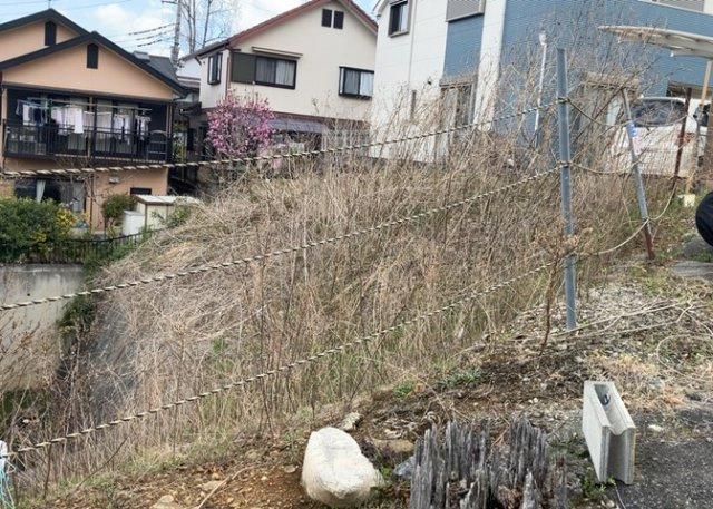 現地に行くなら、物件の周囲の地形がどうなっているかを見ることも大切です。周辺より低くなっている土地では、大雨などで水が集まりやすいため、地盤が弱くなっているということも考えられるため、注意が必要です。