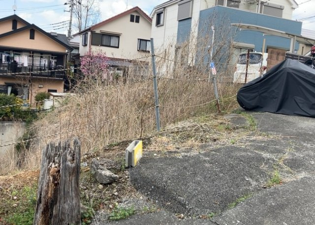 土地購入を検討されている場合、境界杭がない状態で購入してしまうと境界確定測量をする必要があり、費用がかかります。購入の前に、売主、隣土地所有者立ち合いのもと境界を確定し境界杭を設置するのがベストです。