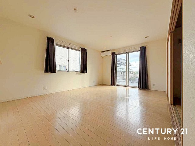 ゆったり過ごせる居間です