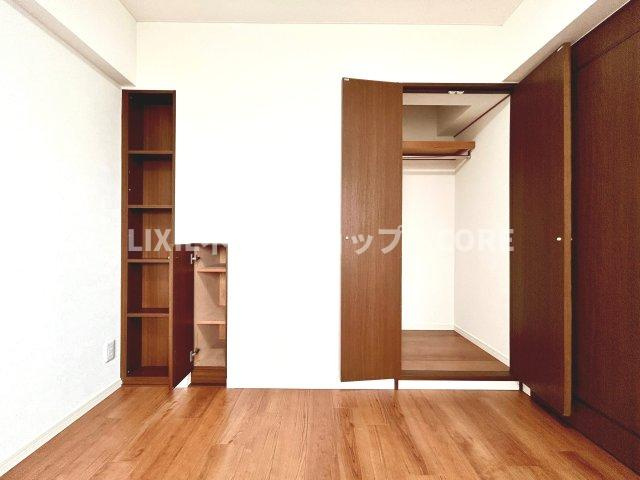 奥行きもあるので、収納ボックスをそのままクローゼットの中へ。部屋にものが出ずスッキリ。