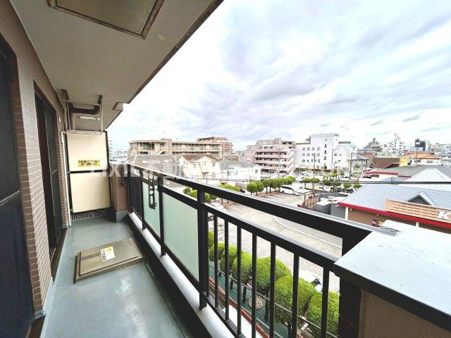 南西に大きく面したバルコニーは太陽の温かな温もりをめいいっぱい受け止めてくれます。