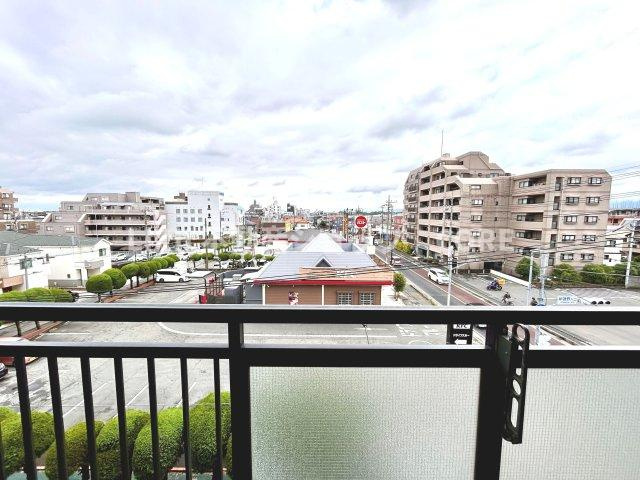 気持ちのいい空が見渡せる広いバルコニー。通風・採光にも優れ、心地よい光と風があふれています。
