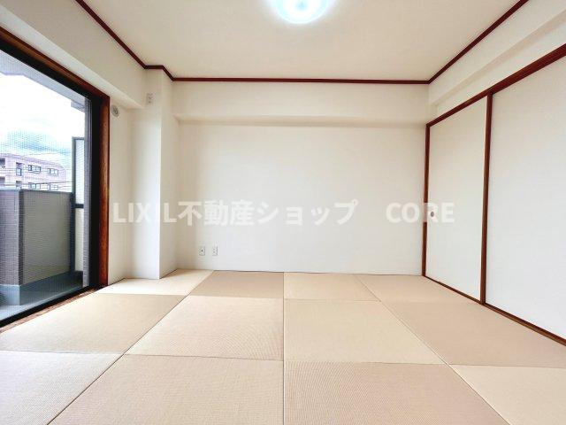 伝統的な日本情緒のある、温かみと落ち着きが感じられる和室です。